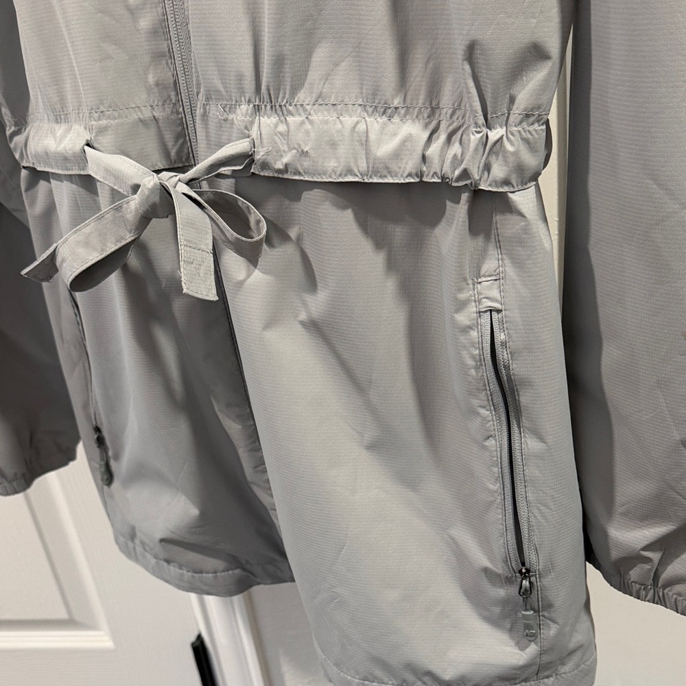New Balance NWT  Light Gray all weather Jacket. Water & Wind Resistance - Picture 5 of 8